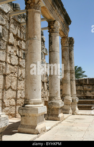 Le rovine di epoca bizantina Basilica sorge a Cafarnao, Israele dove Gesù predicava durante il suo tempo in Galilea. Foto Stock