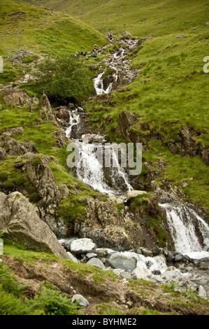 Lingmell Gill in salita di Scafell Pike, con escursionisti in lontananza. Cumbria. REGNO UNITO. Foto Stock