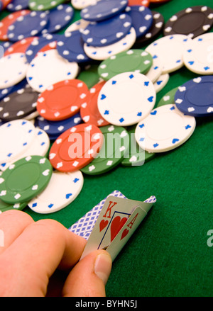 Fiches e asso e re sul verde sullo sfondo di poker Foto Stock