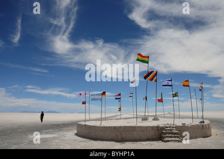 Bandiere internazionali battenti nel Salar de Uyuni, Bolivia Foto Stock