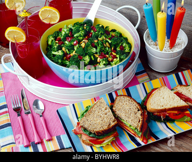 Prodotti alimentari - Broccoli Slaw mirtillo palustre con pistacchi e prosciutto, formaggio, lattuga e pomodoro panini. Foto Stock