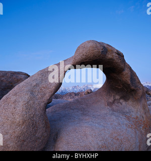 Mobius Arch arco in pietra in Alabama colline con Sierra Nevada le montagne in distanza, Lone Pine, California Foto Stock