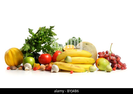 Assortimento di frutta fresca e verdura isolate su sfondo bianco Foto Stock