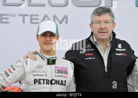 Driver Michael Schumacher (GER,a sinistra) e Ross Brawn (GBR), team principal e co-proprietario, sia la Mercedes GP team di Formula Uno Foto Stock