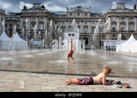 Bambini che giocano nelle fontane, Somerset House, Londra Foto Stock