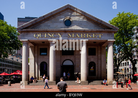 Stati Uniti d'America, Massachusetts, Boston, i turisti a piedi passato Ingresso al Mercato di Quincy su mattinata estiva Foto Stock