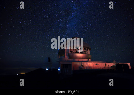 Cielo notturno su osservatorio, Big Island, Hawaii, Stati Uniti d'America. Foto Stock