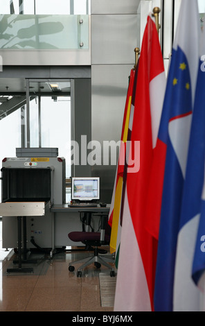 L'entrata principale dell'agenzia europea Frontex con un controllo di sicurezza, Varsavia, Polonia Foto Stock