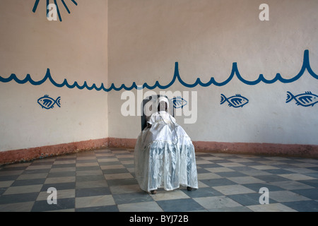 Black bambola con abito bianco che rappresenta la Santeria Yemaya negli interni del tempio di Afro-cubano religione cult Foto Stock