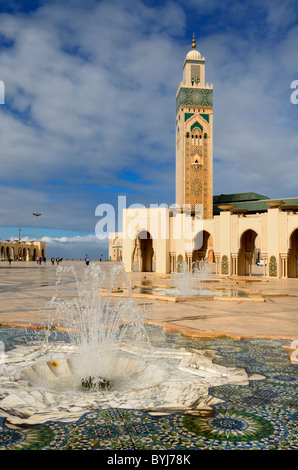 Minareto e fontane in piazza della moschea di Hassan II con minareto a Casablanca in Marocco Foto Stock