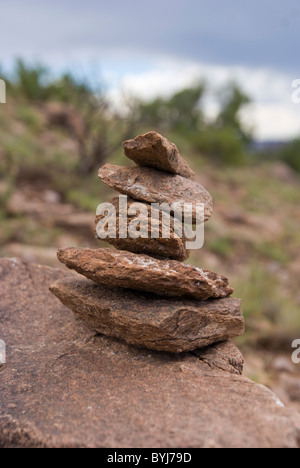 Rocce impilate su di una collina in un pueblo indian area del Nuovo Messico, STATI UNITI D'AMERICA Foto Stock