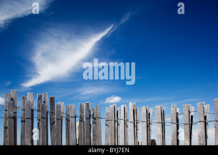 Stati Uniti d'America, Massachusetts, Cape Cod National Seashore, Cirrus nuvole sopra il ciclone recinzione lungo le dune di sabbia da Oceano Atlantico shore Foto Stock