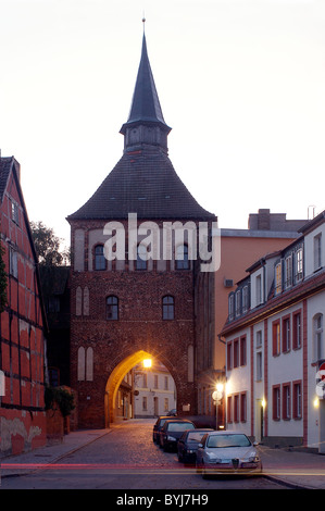 Il gate Kuetertor all'alba, Stralsund, Germania Foto Stock