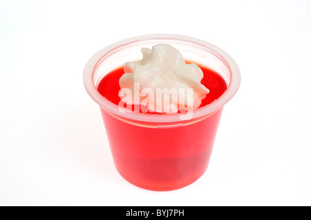 Jell-o pentola con panna montata topping su sfondo bianco, ritaglio. Foto Stock