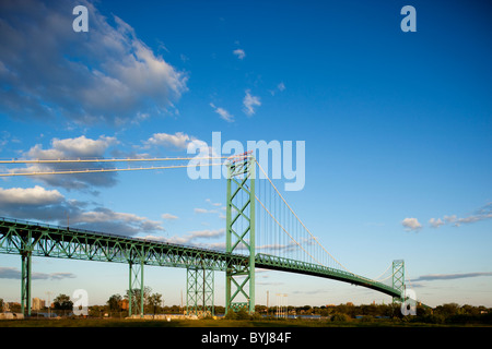 Stati Uniti d'America, Michigan, Detroit, Ambasciatore Ponte sul Fiume Detroit a Windsor, Ontario al tramonto di sera d'estate Foto Stock