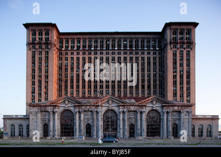 Stati Uniti d'America, Michigan, Detroit, Michigan abbandonata la stazione centrale nel centro cittadino al tramonto di sera d'estate Foto Stock