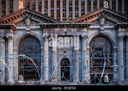 Stati Uniti d'America, Michigan, Detroit, filo spinato circonda abbandonato Michigan Central Station nel centro cittadino di grintoso quartiere Foto Stock
