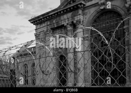 Stati Uniti d'America, Michigan, Detroit, filo spinato circonda abbandonato Michigan Central Station nel centro cittadino di grintoso quartiere Foto Stock