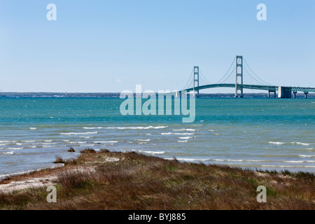 Stati Uniti d'America, Michigan, Saint Ignace, ponte Mackinac e la riva del Lago Superiore sulla mattina di primavera Foto Stock