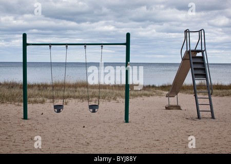 Stati Uniti d'America, Michigan, Fox Park, abbandonato il parco giochi sulla spiaggia di sabbia lungo il lago Michigan su nuvoloso nel pomeriggio a molla Foto Stock