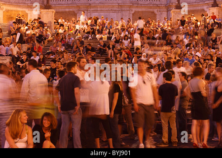 I turisti sulla Scalinata di piazza di Spagna, Roma, Italia Foto Stock