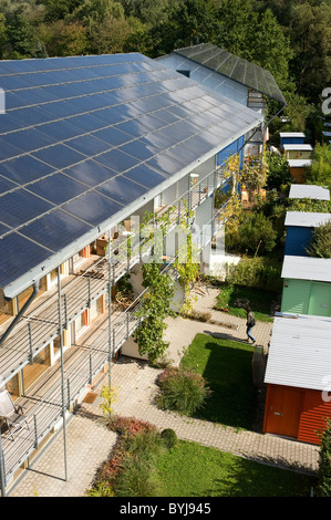 Il villaggio solare nel distretto di Vauban, Freiburg, Germania Foto Stock