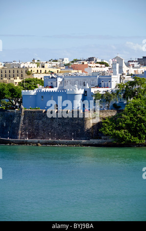 La Fortelaza governatori mansion Vecchia San Juan Puerto Rico come visto dal mare del canale della nave Foto Stock