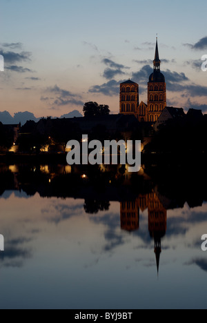 La Città Vecchia con la Chiesa di San Nicola all'alba, Stralsund, Germania Foto Stock