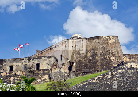 Puerto Rico Fort Castillo de San Cristóbal, Old San Juan che mostra la passerella esterna e bandiere Foto Stock