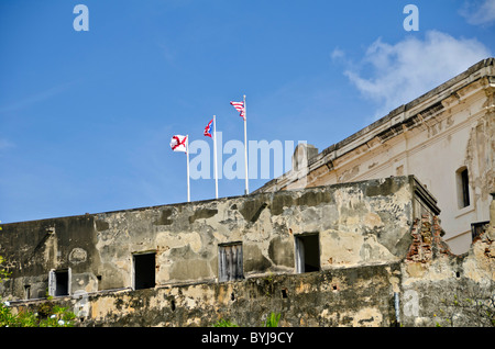 Puerto Rico Fort Castillo de San Cristóbal, Old San Juan che mostra la passerella esterna e bandiere Foto Stock