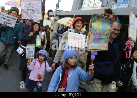 Nessuna guerra e Anti-Iraq dimostrazione di guerra e di pace di protesta, a Tokyo in Giappone il 8 marzo 2003 Foto Stock