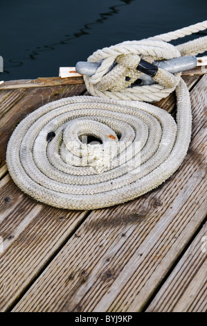 Un diportista più la linea è avvolto saldamente attorno a un gancio e avvolto in un modo che mostra mariner galateo. Foto Stock