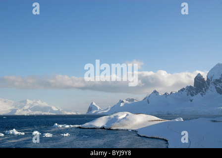 Alte Montagne, neve e ghiaccio-scape a de Cuverville Island, Antartico peninsulare Foto Stock