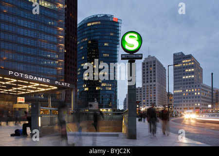 Facciate di edifici e la S-Bahn ingresso nella Potsdamer Platz di Berlino, Germania Foto Stock