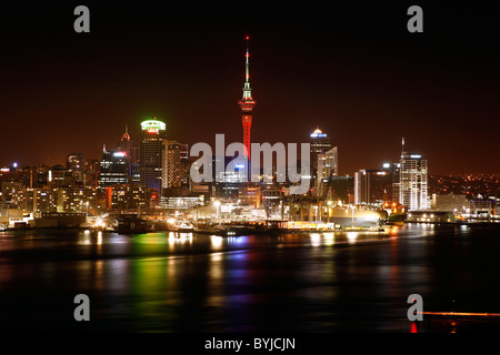 E Auckland Waitemata Harbour di notte, Nuova Zelanda Foto Stock