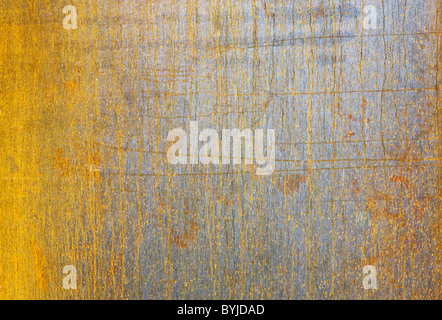 Rusty e graffiato la piastra di acciaio all'aperto, close-up Foto Stock