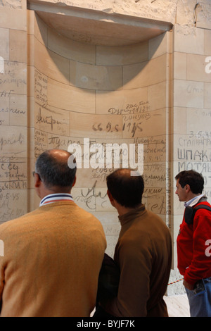 Graffiti di soldati sovietici nel Reichstag di Berlino, Germania Foto Stock