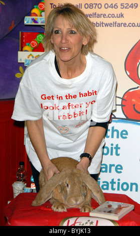 Ingrid Tarrant Celebrity patrono del benessere di coniglio finanziare il lancio della Pasqua a Hamleys a fianco di Skippy, un gigantesco coniglio in inglese Foto Stock