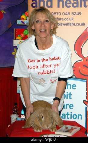 Ingrid Tarrant Celebrity patrono del benessere di coniglio finanziare il lancio della Pasqua a Hamleys a fianco di Skippy, un gigantesco coniglio in inglese Foto Stock