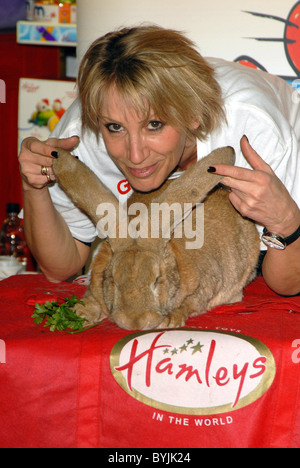 Ingrid Tarrant Celebrity patrono del benessere di coniglio finanziare il lancio della Pasqua a Hamleys a fianco di Skippy, un gigantesco coniglio in inglese Foto Stock