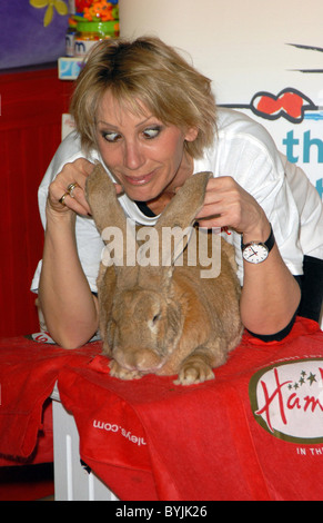 Ingrid Tarrant Celebrity patrono del benessere di coniglio finanziare il lancio della Pasqua a Hamleys a fianco di Skippy, un gigantesco coniglio in inglese Foto Stock