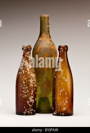 Tre vecchi e sporchi bottiglie Foto Stock