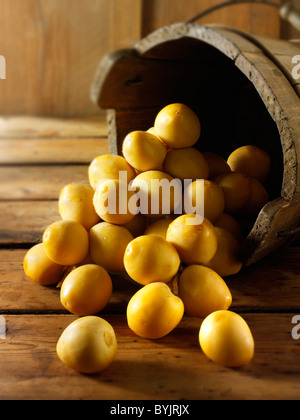 Fresche, intere raccolte date palm contro uno sfondo di legno Foto Stock
