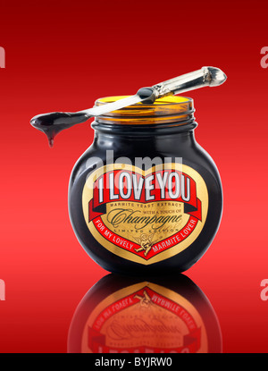 Barattolo di marmite tradizionale con "ti amo" su etichetta Foto Stock