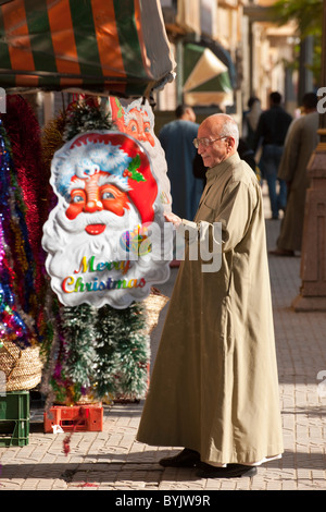 Aegypten, Luxor, Mann staunt über Weihnachtsdekoration Foto Stock