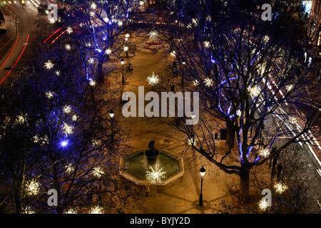 Le luci di Natale Decorare Sloane Square, Belgravia, London, Regno Unito Foto Stock