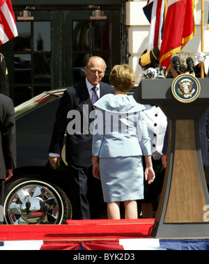 Il principe Filippo e la First Lady Laura Bush HRH Queen Elizabeth ha visitato la Casa Bianca il suo tour in America a Jamestown e Foto Stock