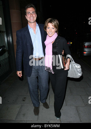 Natasha Kaplinsky e suo marito Justin Bower lasciando Cipriani Restaurant. Londra, Inghilterra - 26.04.07 Spirito Pictures / Foto Stock