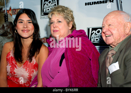 Mizuo Peck, Mickey Rooney e Jan Rooney Send-off party per il rilascio del DVD di " Una notte al museo" tenutasi presso la American Foto Stock