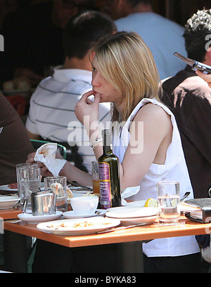 Claire Danes ed il fidanzato Hugh Dancy pranzeremo in un ristorante e prendere una passeggiata attraverso le strade di Manhattan a New York City, Stati Uniti d'America Foto Stock